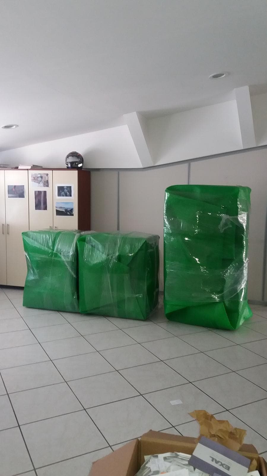 Ofis taşıma hizmeti - yeşil naylon koruyucu örtülü ofis mobilyaları ve eşyaları