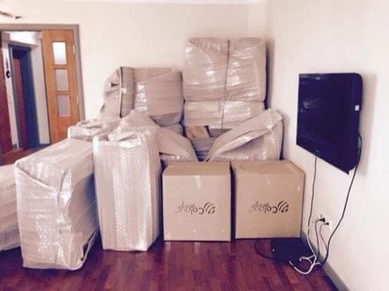 Taşınma hazırlığı - mobilyalar balonlu naylon ve karton kutularla odada paketlenmiş
