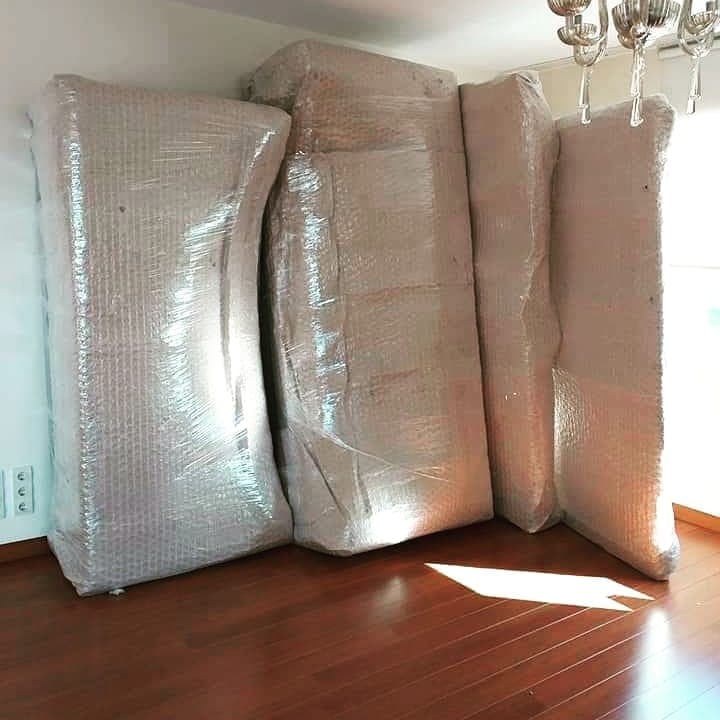 Dört büyük koltuk balonlu naylon ile sarılmış, salon eşyaları taşıma hazırlığı