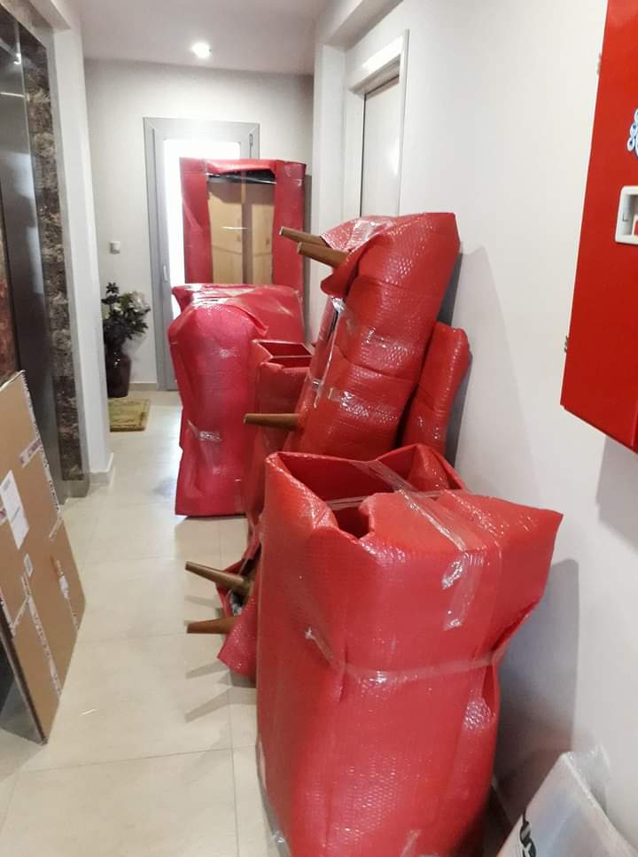 Asansörlü taşıma - koridorda kırmızı koruyucu örtülü sandalyeler ve mobilyalar asansör önünde