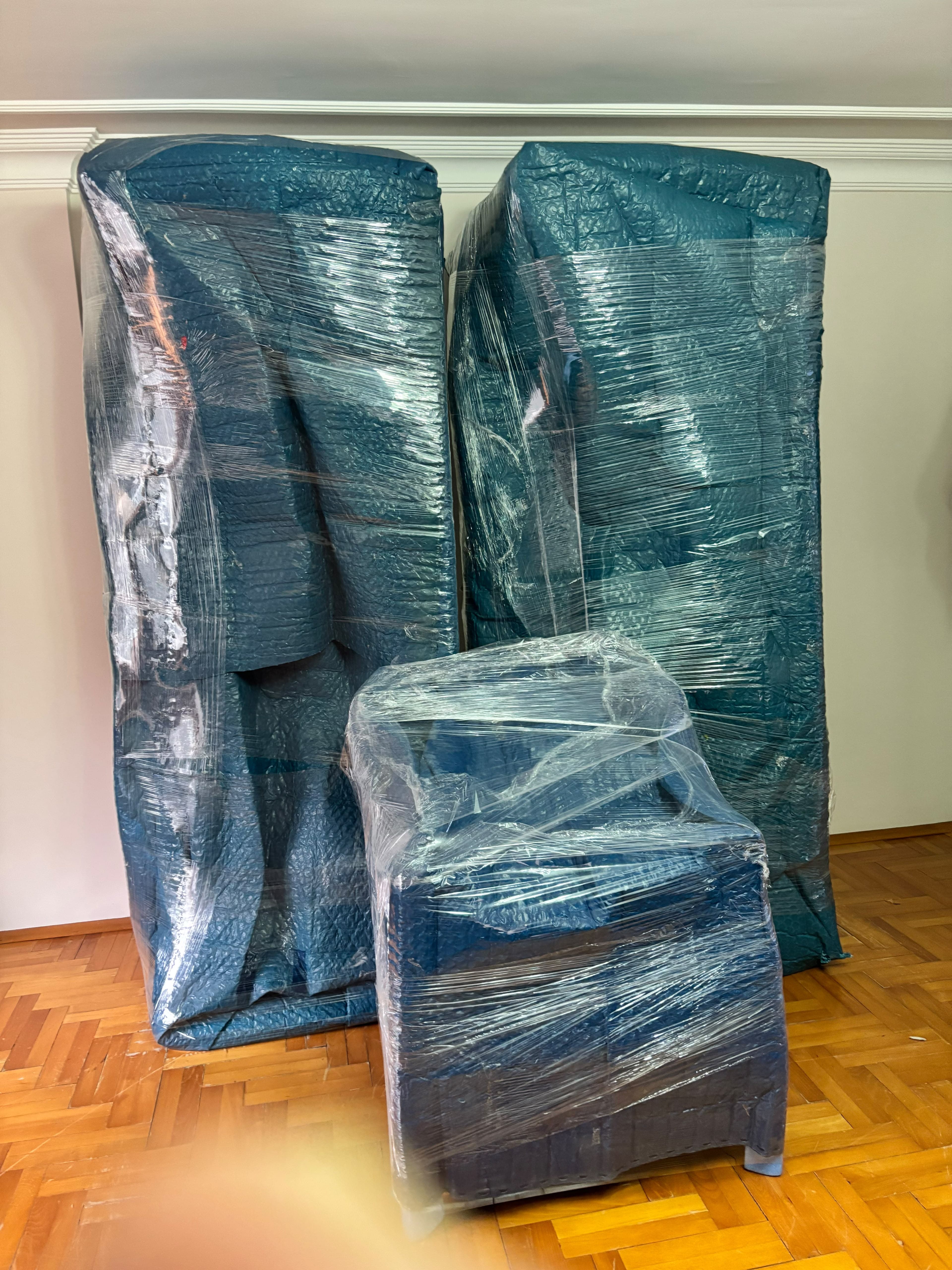 Üç parçalı koltuk takımı ve berjer mavi balonlu köpük ile ayrı ayrı paketlenmiş