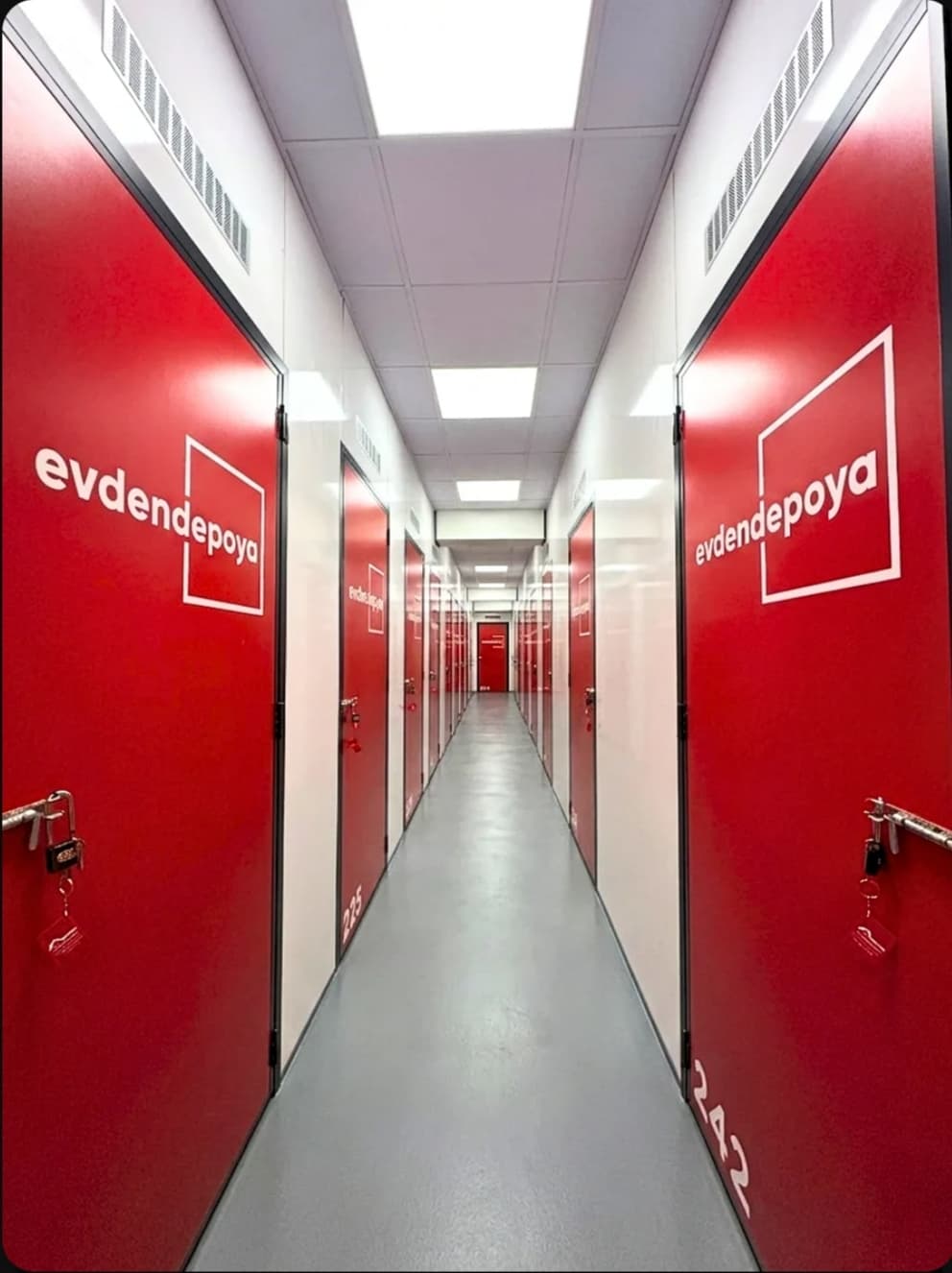 Eşya deposu içi - mobilyalar ve paketli eşyalar düzenli istifleme